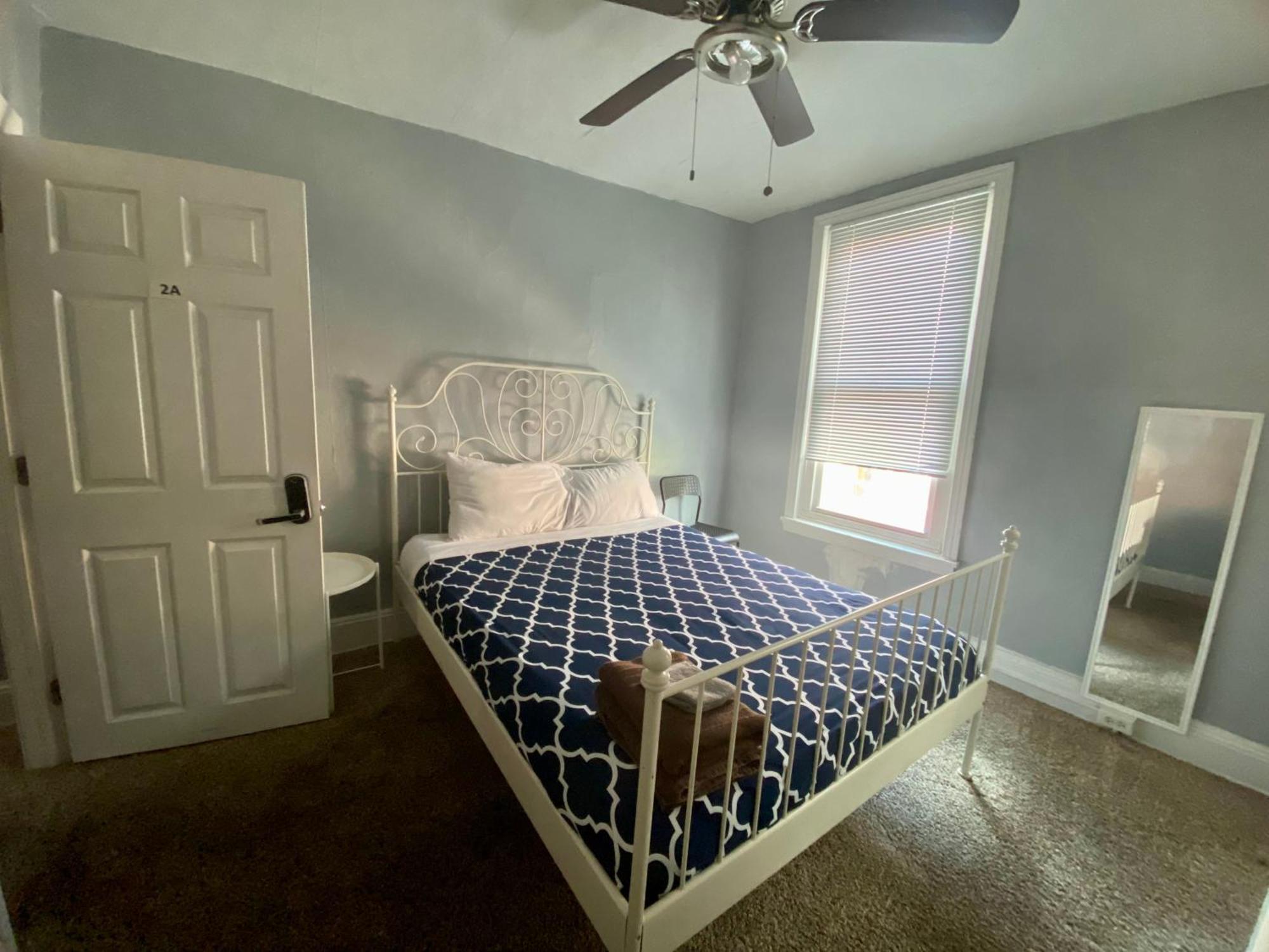 Clover 2900 - And With Private Bathroom Near Washington Ave South Philly Apartment *