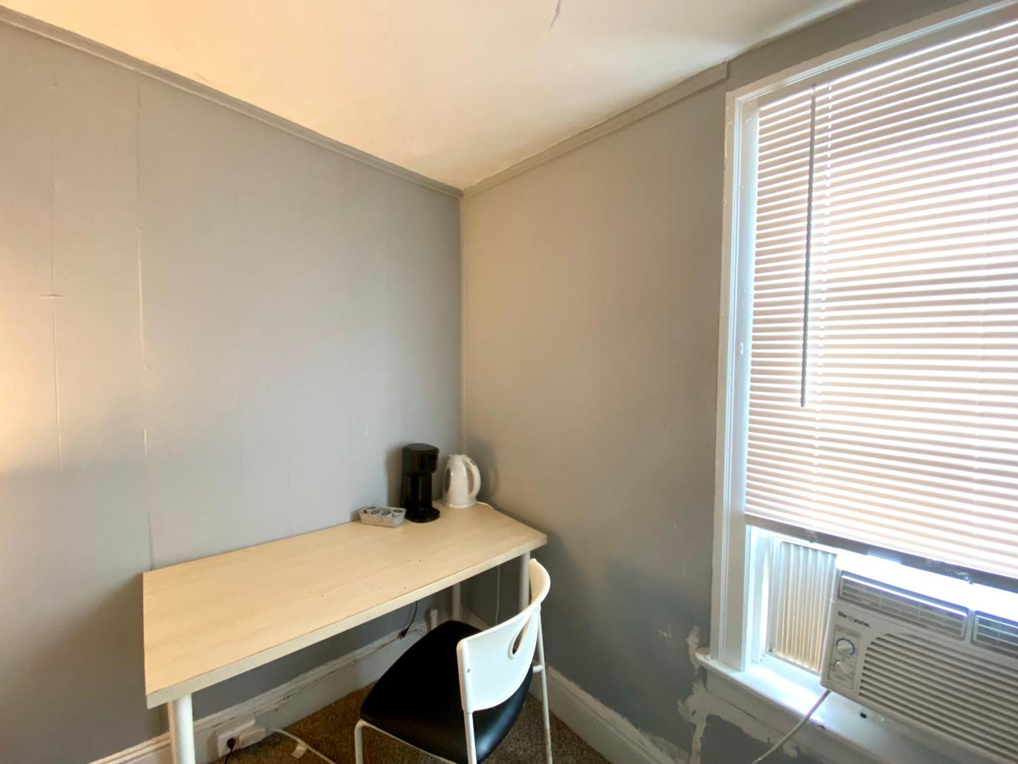 Clover 2900 - And With Private Bathroom Near Washington Ave South Philly Apartment
