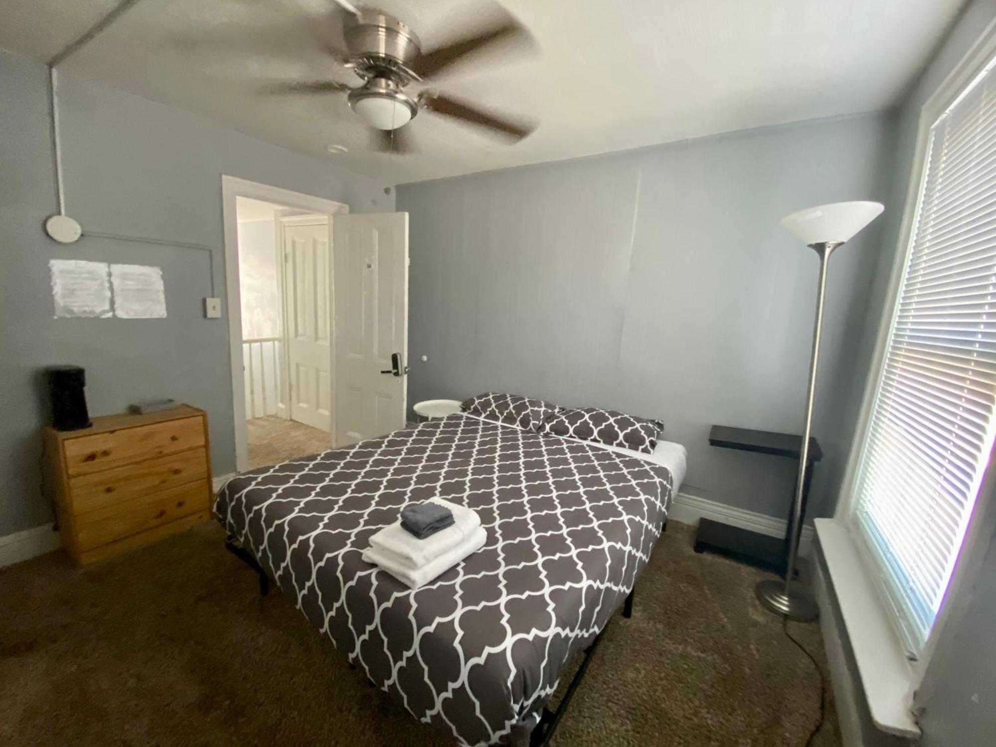 Clover 2900 - And With Private Bathroom Near Washington Ave South Philly