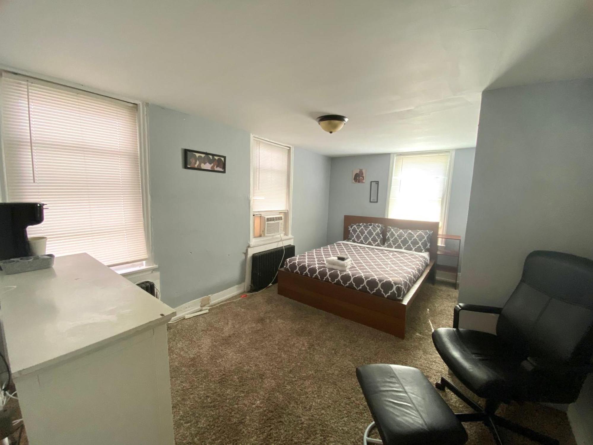 Clover 2900 - And With Private Bathroom Near Washington Ave South Philly *